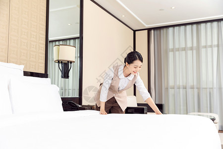 酒店管理保洁员整理床铺房间高清图片素材