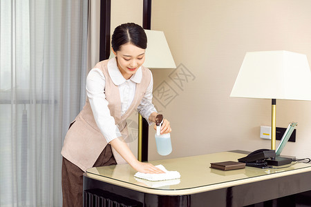 酒店管理保洁员擦桌子高清图片