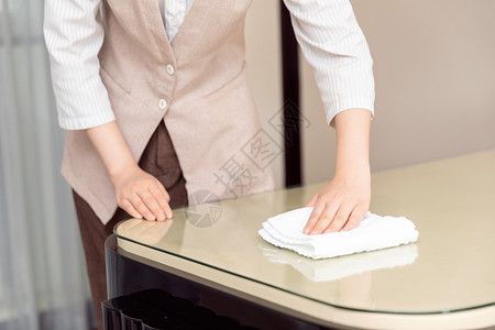 酒店管理保洁员擦桌子背景图片