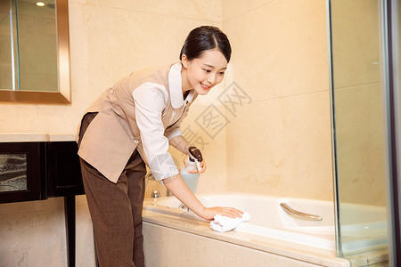 酒店管理保洁员擦浴缸图片