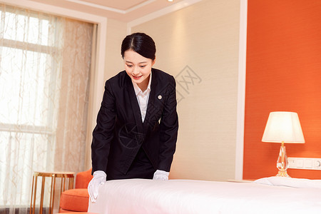 酒店服务贴身管家整理床铺图片