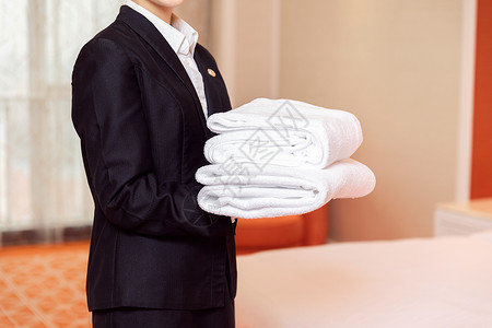 酒店服务贴身管家拿着毛巾客房高清图片素材