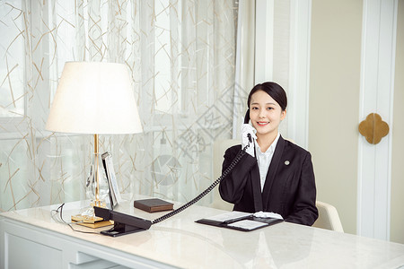 酒店服务贴身管家接电话记录模特高清图片素材
