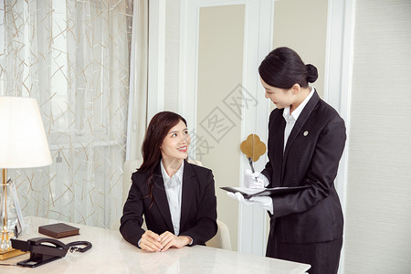 酒店贴身管家记录客人需求客房高清图片素材