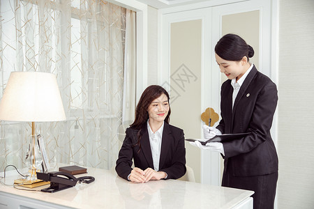 酒店贴身管家记录客人需求酒店服务高清图片素材