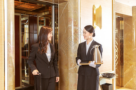 酒店服务贴身管家接待客人客房高清图片素材