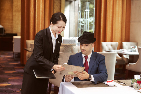 酒店服务餐厅服务员给外国客人菜单老外高清图片素材