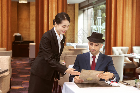 酒店服务餐厅服务员给外国客人菜单贴身管家高清图片素材