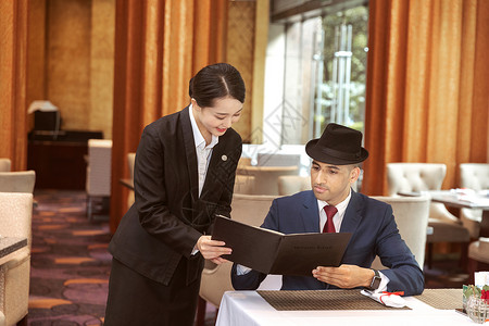 酒店服务餐厅服务员给外国客人菜单外国人高清图片素材