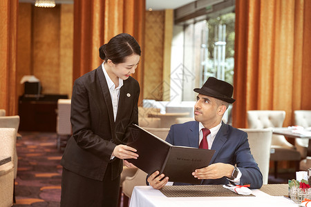 酒店服务餐厅服务员给外国客人菜单模特高清图片素材
