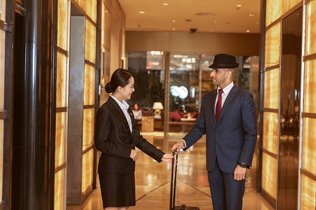 酒店服务贴身管家帮外国客人拿行李酒店管理高清图片素材