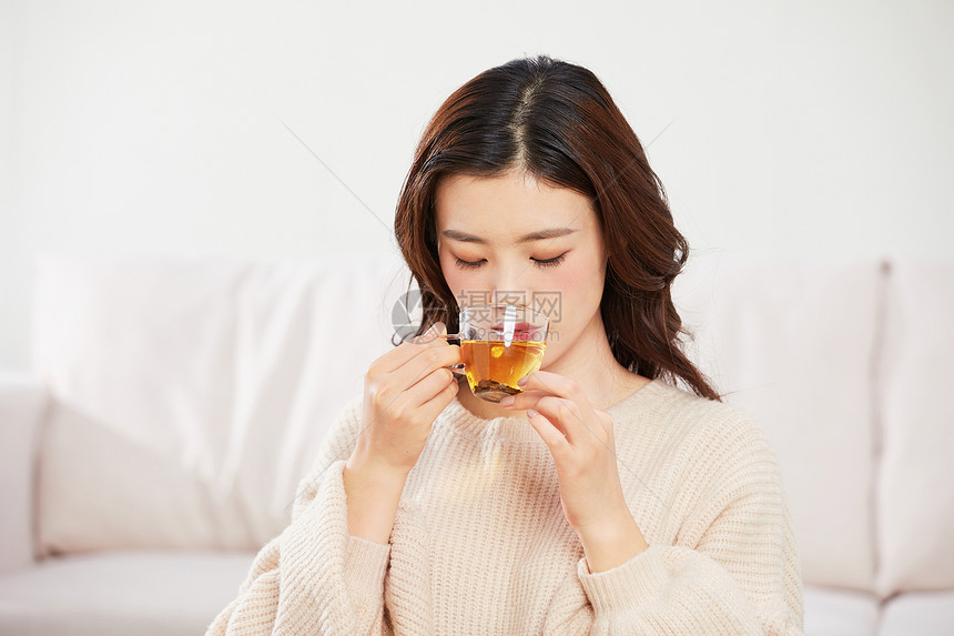 居家女性品茶图片