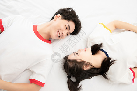 可爱情侣躺在床上高清图片