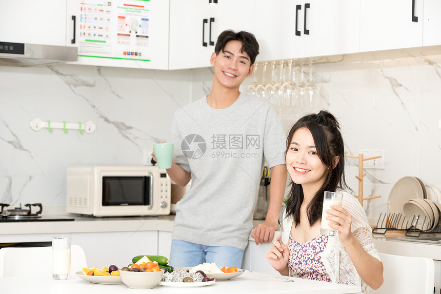 青年夫妇居家生活吃早餐图片