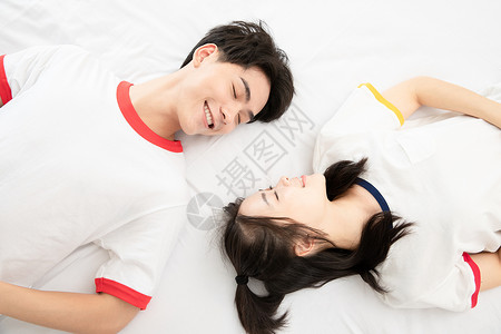 可爱情侣躺床上休息图片