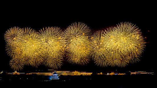 北京天坛的金黄色烟花背景图片