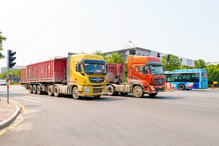 行驶中的集装箱货车运输高清图片素材