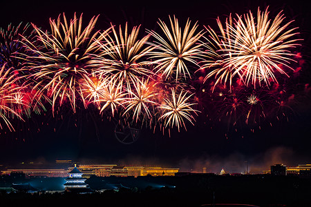 庆祝祖国华诞71周年北京天坛的烟花灿烂背景
