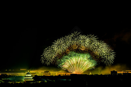 水、花、寒露、登高、重阳节北京天坛的绿色树形烟花背景