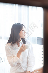 居家女性喝咖啡背景图片