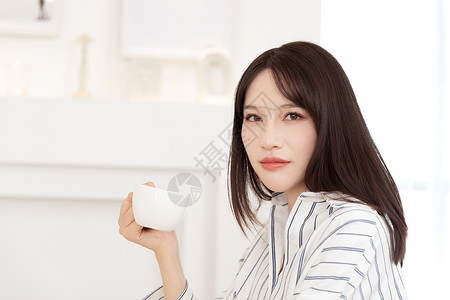 女性喝下午茶背景图片