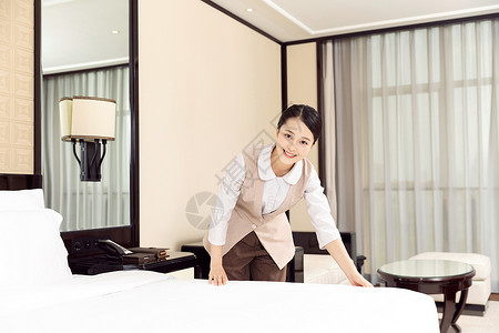 酒店管理保洁员整理床铺图片素材