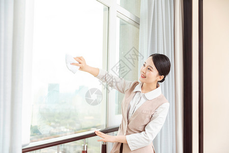 酒店服务保洁员擦窗户图片素材