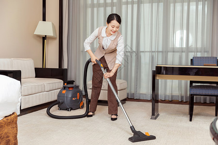 酒店服务保洁员吸尘器吸地毯图片素材