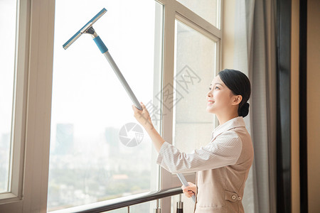 酒店管理保洁员擦窗户图片素材