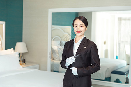 酒店服务贴身管家介绍房间中国人高清图片素材