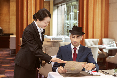 酒店服务餐厅厨师服务员服务外国客人人物高清图片素材