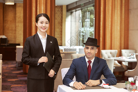 酒店服务员与外国客人酒店餐厅高清图片素材