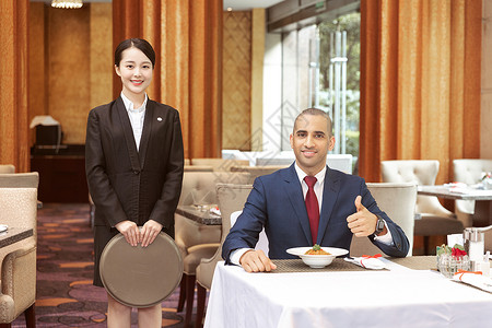 酒店服务餐厅服务员服务外国客人旅馆高清图片素材