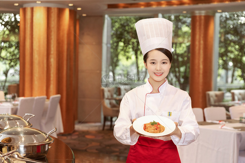 酒店服务餐厅厨师端着意大利面图片