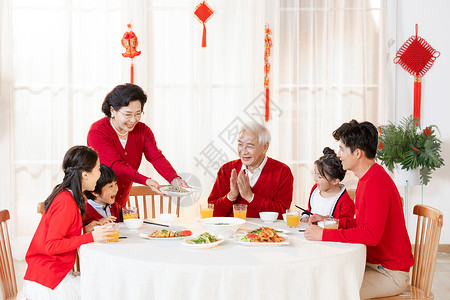 一家人吃团圆饭新年一家人在一起吃年夜饭背景