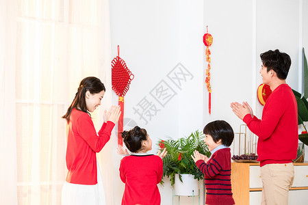 新年一家人挂中国结背景图片
