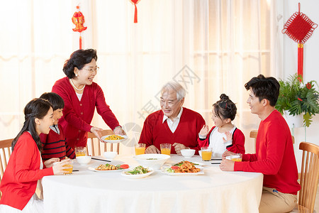 新年一家人在一起吃年夜饭亲情高清图片素材