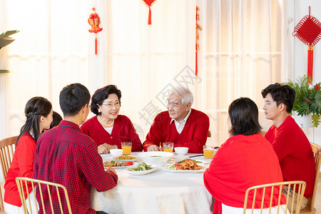 新年一家人在一起吃年夜饭人物高清图片素材