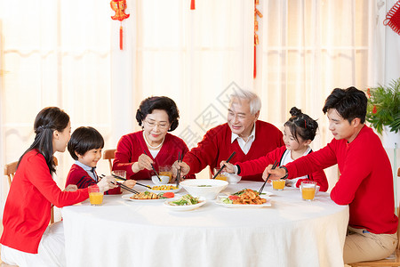 新年一家人在一起吃年夜饭团圆高清图片素材