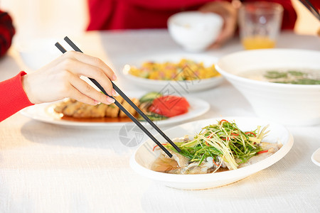 年夜饭夹菜特写背景图片