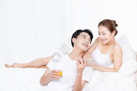 年轻夫妻居家生活看手机情侣高清图片素材