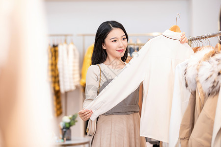 美女逛街购物选衣服双十一高清图片素材