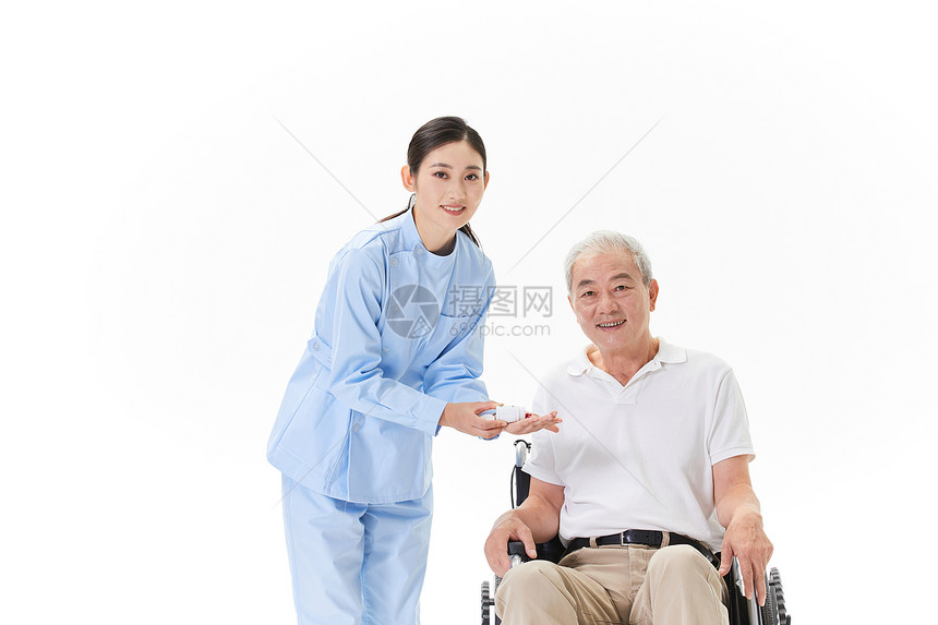 护工照顾老人吃药图片
