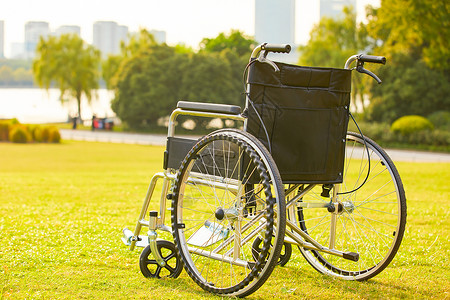 轮椅背影医疗康复辅助用具高清图片