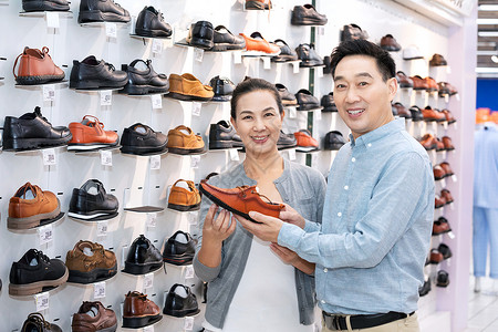中年夫妻商场选购皮鞋图片素材