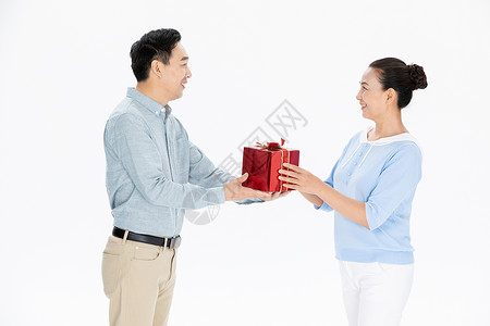 送妻子礼物中年夫妇送礼物盒背景