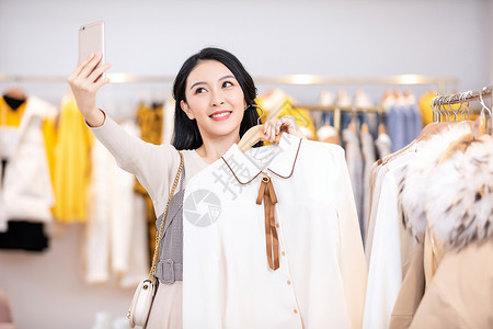 美女逛街买衣服自拍青年高清图片素材