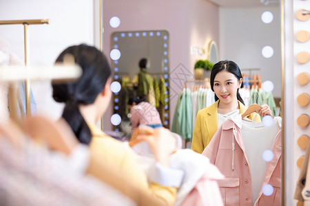 美女商场购物照镜子试衣服人物高清图片素材