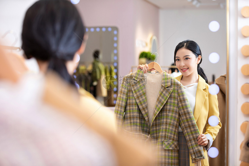 美女商场购物照镜子试衣服图片