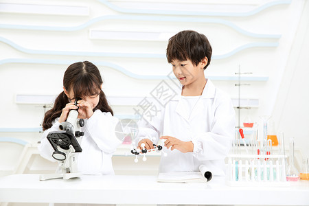 小小科学家观察实验人物高清图片素材